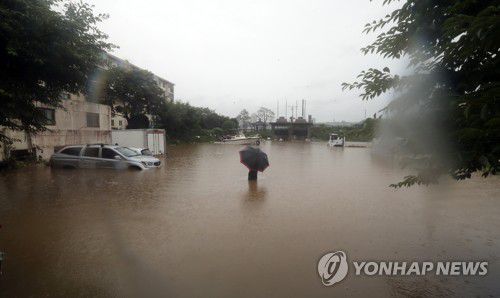 충남 공주에 쏟아진 물 폭탄(공주=연합뉴스) 이주형 기자 = 15일 오후 충남 공주시 옥룡동 주택가가 이날 새벽부터 쏟아진 폭우로 물에 잠겨 있다. 2023.7.15 coolee@yna.co.kr