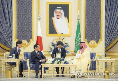 회담하는 기시다 일본 총리와 사우디 왕세자(제다 EPA=연합뉴스) 기시다 후미오 일본 총리(왼쪽 두 번째)와 무함마드 빈 살만 사우디아라비아 왕세자(오른쪽)가 16일(현지시간) 사우디 제다에서 회담하고 있다. 기시다 총리는 오는 18일까지 사우디, UAE, 카타르를 순방한다. [사우디아라비아 왕실 제공] 2023.07.17 clynnkim@yna.co.kr