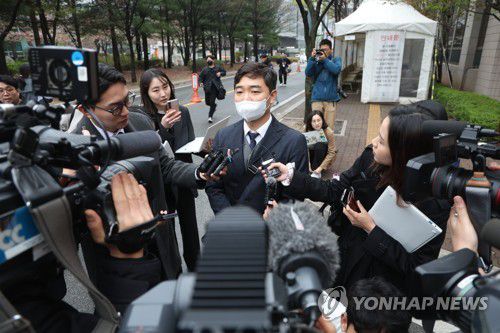 관심 쏠린 중대재해법 위반 1호 판결 선고(고양=연합뉴스) 임병식 기자 = 지난 4월 6일 경기도 고양시 의정부지방법원 고양지원에서 중대재해법 위반(산업재해 치사) 혐의로 기소된 온유파트너스 회사 측 변호인이 취재진 질문에 답하고 있다.      이 회사는 지난해 5월 고양시의 요양병원 증축 공사 현장에서 발생한 하청노동자 추락 사고와 관련해 안전보건 관리 체계 구축·이행 의무를 제대로 지키지 않은 혐의로 기소됐으며, 중대재해 처벌 등에 관한 법률(중대재해법) 위반 혐의로 재판에 넘겨진 사건 중 첫 번째 판결이다. [연합뉴스 자료사진]