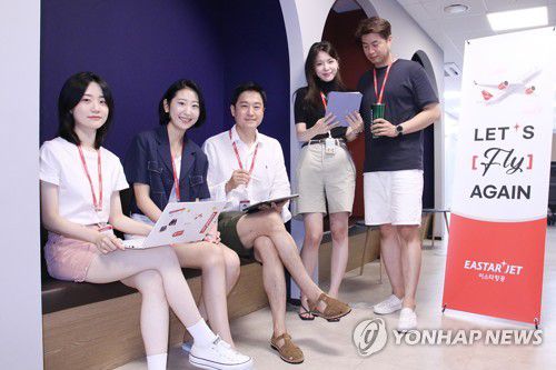 이스타항공, 혹서기 대비 쿨비즈(Cool-Biz) 캠페인 시행(서울=연합뉴스) 이스타항공이 혹서기 기간 반바지와 샌들 등 자유로운 복장 착용 문화를 조성하는 '쿨비즈(노타이 반소매 셔츠 차림) 캠페인'을 시행한다고 지난 11일 밝혔다.     쿨비즈 캠페인을 통해 이스타항공 임직원들은 7~9월 혹서기 기간 업무에 차질이 발생하지 않는 범위 내 자율적인 복장 착용이 가능하다. 2023.7.18 [이스타항공 제공. 재판매 및 DB 금지] photo@yna.co.kr