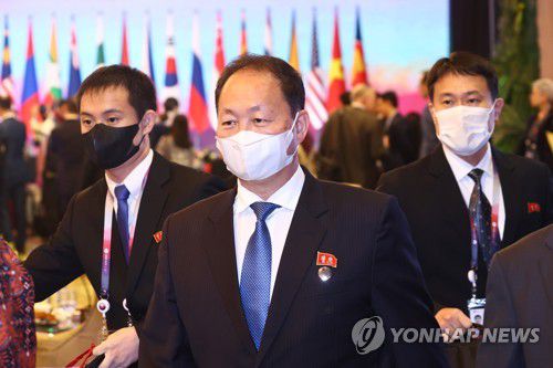 회의장 빠져나가는 북한 안광일 대사안광일 북한 주인도네시아 대사 겸 주아세안 대사가 지난 14일(현지시간) 인도네시아 자카르타 샹그릴라 호텔에서 아세안지역안보포럼(ARF)를 마치고 회의장을 나서고 있다.  [연합뉴스 자료사진]