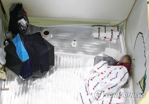 대피소에서 청해보는 잠(예천=연합뉴스) 윤관식 기자 = 17일 오전 경북 예천군문화체육센터 호우피해 임시 거주시설에서 한 이재민이 휴식을 취하고 있다. 2023.7.17 psik@yna.co.kr