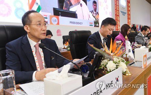 발언하는 추경호 부총리(서울=연합뉴스) 추경호 부총리 겸 기획재정부 장관이 17일(현지시간) 인도 간디나가르 마하트마만디르컨벤션센터(MMCC)에서 열린 G20 재무장관 중앙은행총재회의에 참석해 제1세션 '글로벌 경제와 보건'에서 발언하고 있다. 2023.7.17 [기획재정부 제공. 재판매 및 DB 금지] photo@yna.co.kr