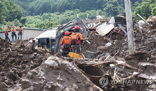 예천 산사태 복구 작업 현장(예천=연합뉴스) 김동민 기자 = 17일 오후 경북 예천군 효자면 산사태 피해 현장에서 복구 작업이 펼쳐지고 있다. 2023.7.17 image@yna.co.kr