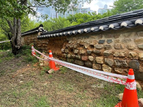 국가민속문화재 '대전 동춘당 종택'담장 일부가 무너진 모습 [문화재청 제공. 재판매 및 DB 금지]