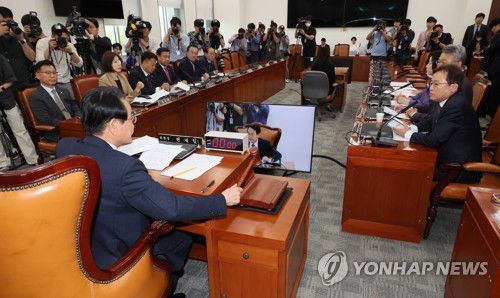 국회 윤리특위, 코인 논란 김남국 징계 절차 착수(서울=연합뉴스) 이정훈 기자 =  무소속 김남국 의원에 대한 징계 절차 논의를 위해 30일 오전 국회에서 열린 윤리특별위원회 전체회의에서 변재일 위원장이 의사봉을 두드리고 있다. 2023.5.30 uwg806@yna.co.kr