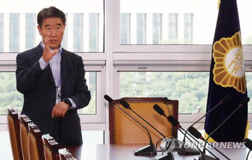 국회 윤리자문위, 김남국 결론은...(서울=연합뉴스) 한상균 기자 = 유재풍 국회 윤리특별위원회 윤리심사자문위원장이 20일 국회에서 열린 자문위 회의에 참석하고 있다. 자문위는 이날 회의에서 거액의 가상자산 논란으로 더불어민주당을 탈당한 김남국 의원의 징계안 심사를 마무리한다. 2023.7.20 xyz@yna.co.kr