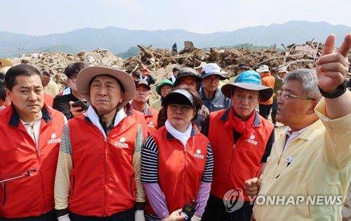 수해 피해 상황 보고받는 김기현 대표(예천=연합뉴스) 이정훈 기자 = 국민의힘 김기현 대표가 21일 집중호우로 수해를 입은 경북 예천군 감천면 진평2리를 방문, 김학동 예천군수로부터 피해 상황을 보고받고 있다. 2023.7.21 uwg806@yna.co.kr