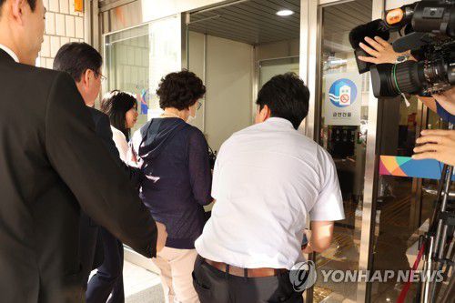 법정으로 이동하는 윤 대통령 장모(의정부=연합뉴스) 임병식 기자 = 윤석열 대통령의 장모 최은순 씨(가운데)가 21일 경기도 의정부시 가능동 의정부지방법원에서 통장 잔고증명 위조 등 혐의 관련 항소심 재판을 위해 법정으로 이동하고 있다. 2023.7.21 andphotodo@yna.co.kr