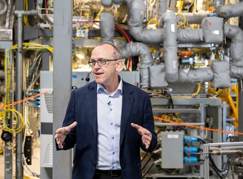 사업 전망 설명하는 르베크 CEO(벨뷰<워싱턴주>=연합뉴스) 테라파워 크리스 르베크 최고경영자(CEO)가 14일 워싱턴주 벨뷰 연구소에서 원전 사업 등에 대해 언급하고 있다. 2023.7.14. 테러파워 제공. soleco@yna.co.kr