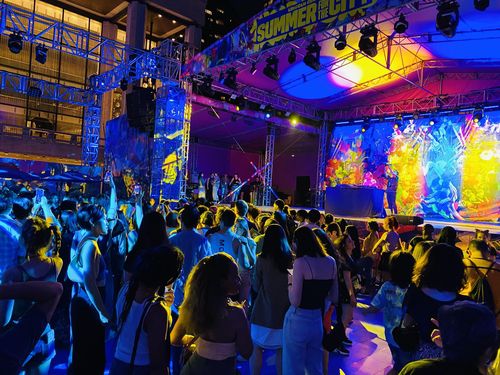 뉴욕 링컨센터에서 'K팝 디스코 나이트'를 즐기는 뉴요커들(뉴욕=연합뉴스) 강건택 특파원