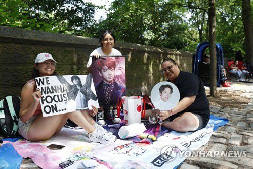 뉴욕 센트럴파크 앞에서 노숙하며 BTS 정국 기다리는 팬들[UPI 연합뉴스 자료사진]