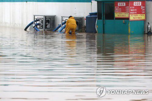 폭우에 잠긴 주유소(목포=연합뉴스) 정회성 기자 = 24일 오전 전남 목포시 석현동 시가지 한 주유소가 폭우에 침수됐다. 2023.7.24 hs@yna.co.kr