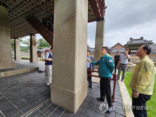 경복궁 경회루 점검하는 최응천 문화재청장(서울=연합뉴스) 최응천 문화재청장이 24일 서울 종로구 경복궁을 방문해 '경복궁 경회루(보물)'의 호우 대비 상황을 점검하고 있다. 2023.7.24 [문화재청 제공. 재판매 및 DB 금지] photo@yna.co.kr