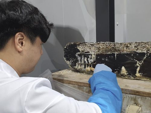 마도 1호선 표면 처리 모습 [국립해양문화재연구소 제공. 재판매 및 DB 금지]