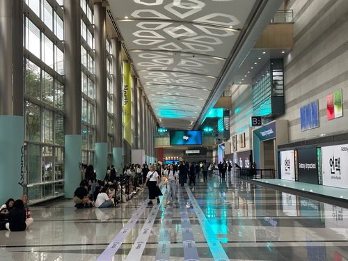 갤럭시 언팩을 앞두고 슈가를 기다리는 BTS 팬들[촬영 오규진]