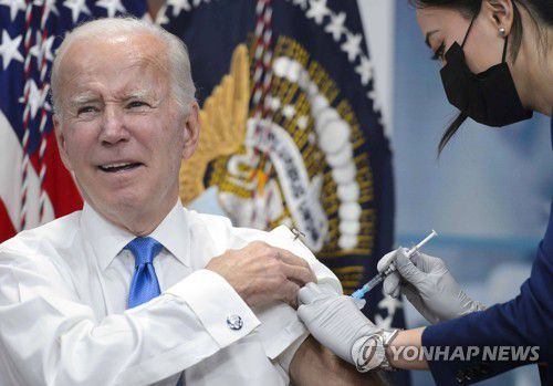 코로나19 백신 추가접종 받는 조 바이든 미 대통령[UPI 연합뉴스자료사진. 재판매 및 DB 금지]