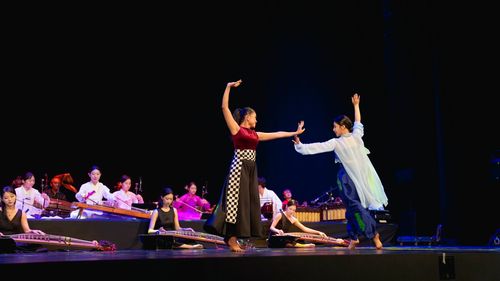 국악과 인도네시아 민요의 만남28일 인도네시아 수도 자카르타의 그라하 박티 부다야 공연장에서 서울대학교 국악과 학생들과 인도네시아 수라카르타예술학교 음악인류학과 학생들이 협연하고 있다. [주인도네시아 한국문화원 제공. 재판매 및 DB 금지]