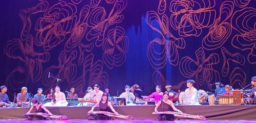 국악과 인도네시아 민요의 만남(자카르타=연합뉴스) 박의래 특파원 = 28일 인도네시아 수도 자카르타의 그라하 박티 부다야 공연장에서 서울대학교 국악과 학생들과 인도네시아 수라카르타예술학교 음악인류학과 학생들이 협연하고 있다. 2023.7.29 laecorp@yna.co.kr