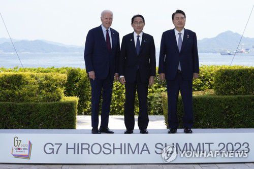 3국 정상회담에 앞서 기념 촬영하는 尹대통령-바이든-기시다(히로시마 AP=연합뉴스) 조 바이든 미국 대통령과 기시다 후미오 일본 총리, 윤석열 대통령(왼쪽부터)이 21일 일본 히로시마에서 주요 7개국(G7) 정상회의를 계기로 열린 한미일 정상회담에 앞서 기념 촬영을 하고 있다. 바이든 대통령은 이날 회담에서 한미일 3자회담을 위해 윤석열 대통령과 기시다 총리를 미국 워싱턴DC로 초청하겠다고 제안했다. 2023.05.21 ddy04002@yna.co.kr