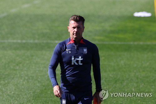 모로코전 대비 훈련 지도하는 벨 감독(캠벨타운[호주]=연합뉴스) 김주성 기자 = 한국 여자 축구대표팀의 콜린 벨 감독이 27일 오전(한국시간) 시드니 외곽의 캠벨타운 스포츠 스타디움에서 훈련을 지도하고 있다.     대표팀은 사흘 뒤인 30일 오후(한국시간) 애들레이드의 하인드마시 스타디움에서 모로코와 조별리그 2차전을 치른다. 2023.7.27 utzza@yna.co.kr