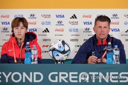 여자 월드컵 모로코전 공식 기자회견(애들레이드=연합뉴스) 김주성 기자 = 한국 여자 축구대표팀의 콜린 벨 감독(오른쪽)과 베테랑 수비수 임선주가 29일 오후(한국시간) 호주 사우스오스트레일리아주 애들레이드의 하인드마시 스타디움에서 모로코와의 조별리그 2차전을 하루 앞두고 열린 기자회견에서 취재진의 질문에 답하고 있다. 2023.7.29 utzza@yna.co.kr