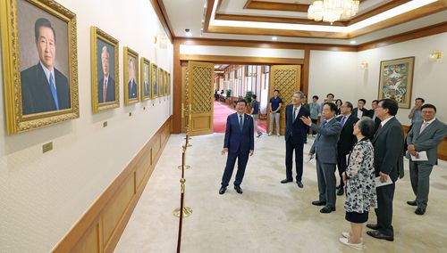 역대 대통령 가족 6인 청와대 특별전시 관람역대 대통령 가족 6인, 조혜자 여사(이승만 전 대통령 며느리), 윤상구 (주)동서코포레이션 대표(윤보선 전 대통령 아들), 박지만 EG 대표이사(박정희 전 대통령 아들), 노재헌 동아시아문화센터 이사장(노태우 전 대통령 아들), 김현철 김영삼대통령기념재단 이사장(김영삼 전 대통령 아들), 김홍업 김대중평화센터 이사장(김대중 전 대통령 아들)이 29일 오전 청와대 본관에서 열리고 있는 특별전 '우리 대통령들의 이야기'를 함께 관람하고 '자유와 통합, 연대'의 시대 정신의 확장에 힘을 쏟기로 했다. [문화체육관광부 제공]