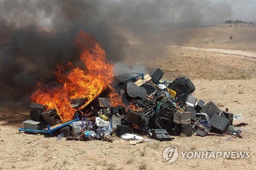 불타는 악기와 음향장비[AFP 연합뉴스]