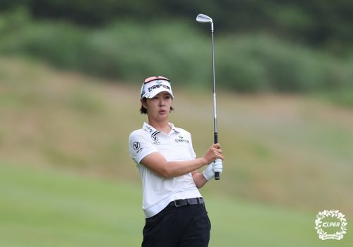 박지영, 2번 홀 아이언 샷박지영이 7월 16일 제주시에 위치한 더시에나(제주)에서 열린 '에버콜라겐 더시에나 퀸즈크라운 2023' 마지막 라운드 2번 홀에서 아이언 샷하고 있다. [KLPGA 제공. 재판매 및 DB 금지]