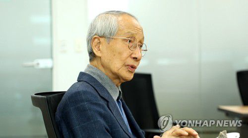 연합뉴스와 인터뷰 중인 윤여준[촬영 이건희]