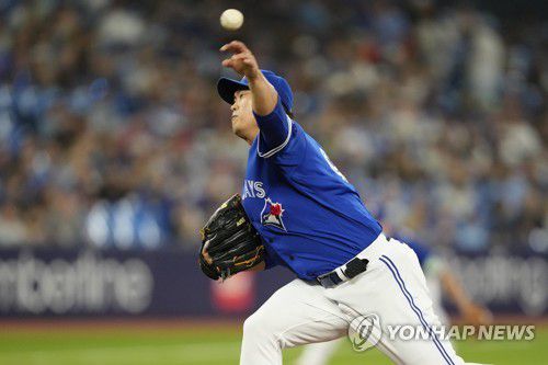 역투하는 류현진(토론토 USA투데이스포츠/로이터=연합뉴스) 토론토 블루제이스 왼손 선발 류현진이 2일(한국시간) 캐나다 온타리오주 토론토 로저스 센터에서 열린 볼티모어 오리올스와의 홈 경기에서 빅리그 복귀전을 치르고 있다.