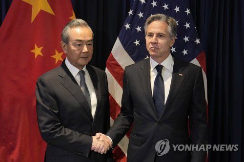 7월 자카르타서 만난 블링컨·왕이[자카르타 AP=연합뉴스 자료사진] 토니 블링컨 미국 국무부 장관(오른쪽)과 왕이 중국공산당 중앙정치국 위원(당 중앙 외사판공실 주임)이 7월 13일(현지시간) 아세안(ASEAN·동남아시아국가연합) 관련 회의가 열리고 있는 인도네시아 자카르타에서 만나고 있다. 2023.07.13 clynnkim@yna.co.kr