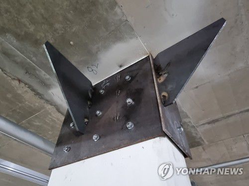 철판으로 덧붙인 LH 아파트 주차장 기둥(양주=연합뉴스) 심민규 기자 = 1일 오후 경기도 양주시 덕계동 양주회천 A15블록 아파트 주차장 기둥에 보강 작업을 위한 철판이 덧붙여져 있다.      국토교통부는 전날 파주 운정(A34 임대), 남양주 별내(A25 분양), 양주 회천(A15 임대) 등 지하 주차장 철근을 빠뜨린 한국토지주택공사(LH) 아파트 15개 단지를 공개했다. 2023.8.1 wildboar@yna.co.kr