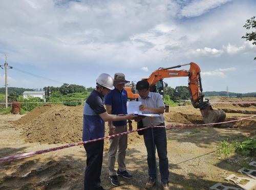 경기 오산 근린생활시설 및 단독주택부지 내 유적 발굴조사 현장을 점검하는 모습 [문화재청 제공. 재판매 및 DB 금지]