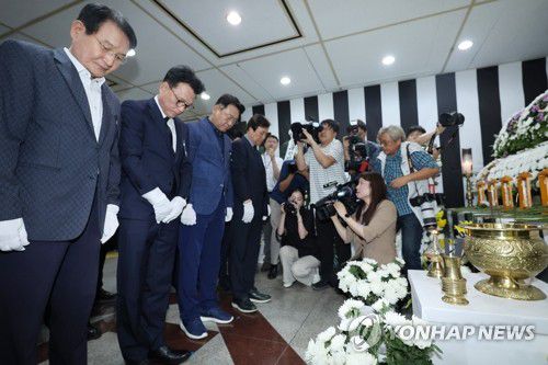 오송 참사 합동분향소 찾은 박광온 원내대표(청주=연합뉴스) 임화영 기자 = 더불어민주당 민생채움단 단장인 박광온 원내대표가 2일 오후 충북도청에 마련된 오송 지하차도 참사 희생자 합동분향소를 찾아 조문하고 있다. 2023.8.2 hwayoung7@yna.co.kr