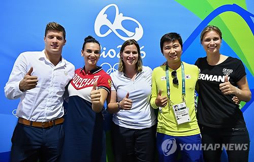 2016년 리우데자네이루 올림픽 때 선수위원에 선출돼 다른 위원들과 기념 촬영하는 유승민(오른쪽에서 두 번째)[EPA=연합뉴스 자료사진]