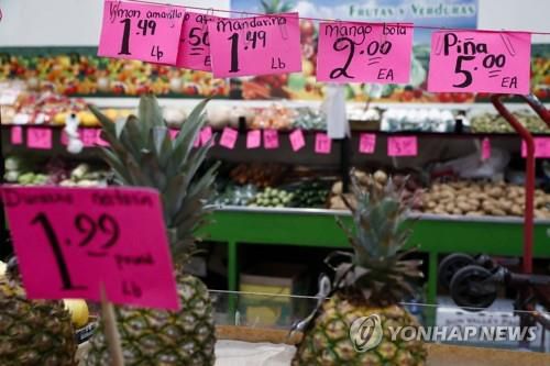 여러 가격표가 보이는 미국 LA의 한 시장.[EPA 연합뉴스 자료사진. 재판매 및 DB 금지]