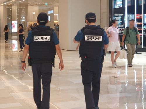 롯데백화점 순찰하는 경찰(서울=연합뉴스) 최원정 기자 = 5일 오전 경찰이 서울 송파구 롯데백화점 잠실점에서 순찰하고 있다. 2023.8.5 away777@yna.co.kr