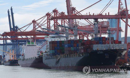 부산항만(부산=연합뉴스) 손형주 기자 = 25일 오후 부산항에서 컨테이너 하역작업이 이뤄지고 있다 2023.7.25 handbrother@yna.co.kr