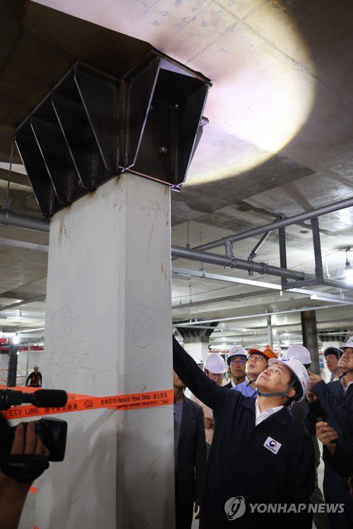 철근 누락 아파트 찾은 원희룡(양주=연합뉴스) 임병식 기자 = 원희룡 국토교통부 장관이 6일 경기도 양주시 덕계동 양주회천 A15 아파트 주차장에서 보강공사 상황을 살펴 보고 있다. 2023.8.6 andphotodo@yna.co.kr