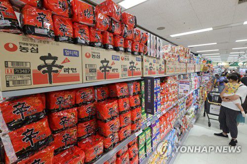 정부 권고 이후 라면·제과·제빵업계 제품 가격 조정(서울=연합뉴스) 류효림 기자 = 농심이 지난 1일부터 신라면과 새우깡 가격을 내렸고, 삼양식품도 삼양라면과 짜짜로니 등 12개 제품의 가격을 순차적으로 인하한다. 사진은 2일 서울 시내 대형마트에 라면 판매대 모습. 2023.7.2 ryousanta@yna.co.kr