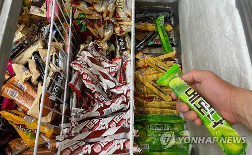 아이스크림, 올해도 가격 인상(서울=연합뉴스) 류효림 기자 = 7월 들어 일부 라면과 과자, 빵 가격은 내렸지만, 여름철 대표 식품인 아이스크림의 가격은 좀처럼 내려갈 기미를 보이지 않고 있다. 3일 통계청 국가통계포털에 따르면 지난 5월 아이스크림의 소비자물가지수는 118.02로 지난해 동월보다 5.9% 상승했다. 사진은 이날 서울 시내 아이스크림 판매점 모습. 2023.7.3 ryousanta@yna.co.kr