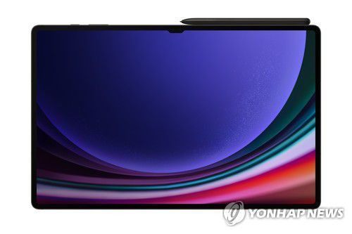 언팩행사서 공개된 삼성전자 갤럭시 탭S9 울트라(서울=연합뉴스) 삼성전자가 26일 서울 강남구 코엑스에서 열린 '갤럭시 언팩' 행사에서 '갤럭시 탭S9', '갤럭시 탭S9+' , '갤럭시 탭S9 울트라'를 전격 공개했다.     사진은 갤럭시 탭S9 울트라 그라파이트의 모습. 2023.7.26 [삼성전자 제공. 재판매 및 DB금지] photo@yna.co.kr