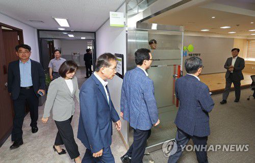 '철근 누락 아파트 사태' 긴급회의 연 LH(서울=연합뉴스) 류영석 기자 = 2일 오후 서울 강남구 한국토지주택공사(LH) 서울지역본부에서 LH 각 지역 본부장 등이 사장 주재 긴급 회의에 참석하고 있다. 2023.8.2 ondol@yna.co.kr