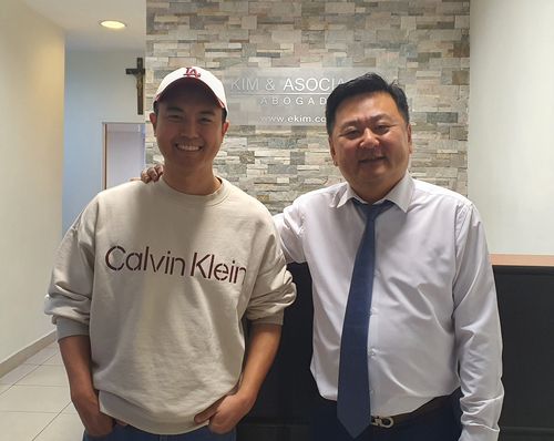 서 호르헤(33) 7구역 예비 구청장 후보와 김 알레한드로 변호사(부에노스아이레스=연합뉴스) 김선정 통신원 = 이번 예비선거(PASO)에 한인 상인 밀집 지역인 7구역 예비 구청장 후보로 출마하는 서 호르헤(33) 씨가 김 변호사와 같이 포즈를 취하고 있다. 김 변호사는 "서 후보가 구청장 선거에서 떨어지더라도 일정 투표율을 기록하면 자동으로 구의원에 당선될 수 있기 때문에 젊은 한인 2세들의 정치 활동이 기대된다"고 말했다. 2023.8.8 sunniek8@yna.co.kr