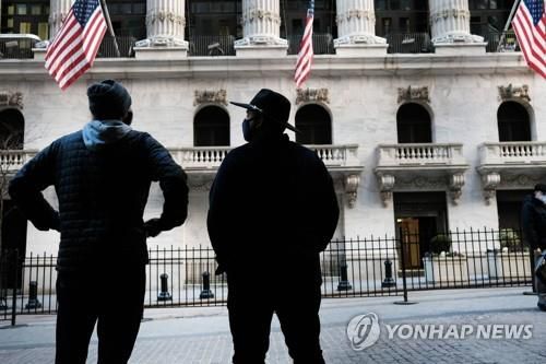 미국 뉴욕증권거래소(NYSE) 앞 행인[게티이미지 연합뉴스 자료사진. 재판매 및 DB 금지]