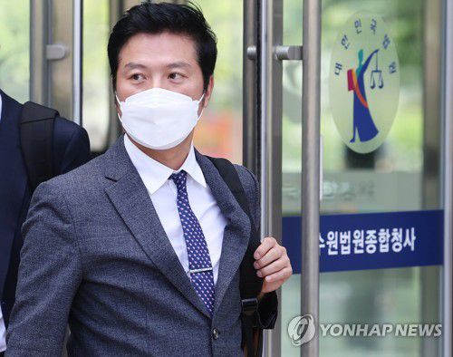 법원 청사 나오는 김태우청와대 특별감찰반의 민간인 사찰 의혹 등을 폭로한 혐의(공무상 비밀누설)로 기소된 김태우 강서구청장(전 검찰 수사관)이 2022년 8월 12일 오전 경기도 수원시 영통구 수원지방법원에서 열린 2심 선고공판을 마치고 나오고 있다. [연합뉴스 자료사진]