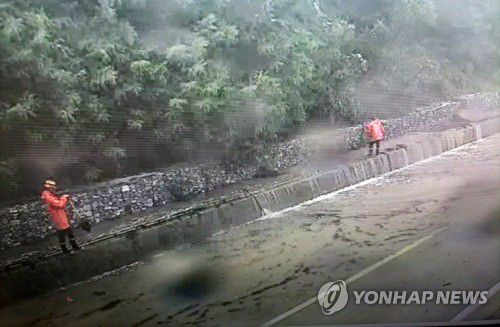 태풍으로 침수된 삼척 장호터널 부분 통제(삼척=연합뉴스) 제6호 태풍 카눈의 영향으로 많은 비가 내리는 가운데 강원 삼척시 근덕면 장호터널이 침수돼 10일 오전 10시부터 이 구간 차량 통행이 부분 통제되고 있다. 2023.8.10 [원주지방국토관리청 제공.재판매 및 DB 금지] jlee@yna.co.kr