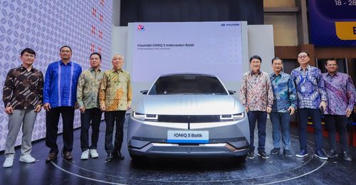 아이오닉5 바틱 에디션(왼쪽부터)김봉래 현대차 책임연구원, 프란시스쿠스 현대차 인니판매법인 COO, 차우준 현대차 인니판매법인장, 이상덕 주인니 대한민국 대사, 이영택 현대차 아세안권역본부장, 이봉규 현대차 인니생산법인장, 이강현 재인니 한인상공회의소(코참) 회장, 에르윈 현대차 인니판매법인 판매이사가 10일(현지시간) 인도네시아 컨벤션 전시장(ICE)에서 열린 인도네시아 국제모터쇼(GIIAS)에서 아이오닉 바틱 에디션과 기념 촬영을 하고 있다.