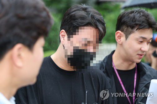 영장심사 마친 '압구정 롤스로이스' 약물운전 혐의 신모씨(서울=연합뉴스) 신현우 기자 = 약물을 복용한 채 운전하다가 사고를 내 행인을 다치게 한 혐의를 받는 신모씨가 11일 서울 서초구 서울중앙지방법원에서 구속 전 피의자 심문(영장실질심사)을 마친 뒤 이동하고 있다. 2023.8.11 nowwego@yna.co.kr